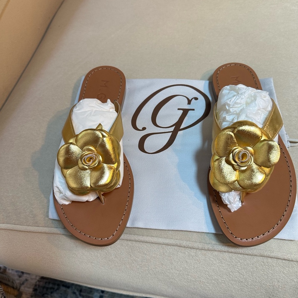 M. Gemi Medio Fiore Sandal in Gold. Size EU 39